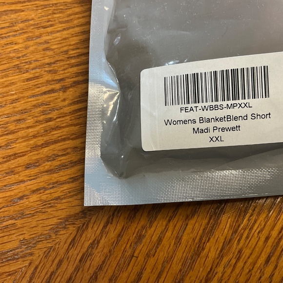 NWT FEAT Madison Prewett WARM Blanket Blend Fleece Ombré Tye Die Women’s Shorts - Picture 5 of 5